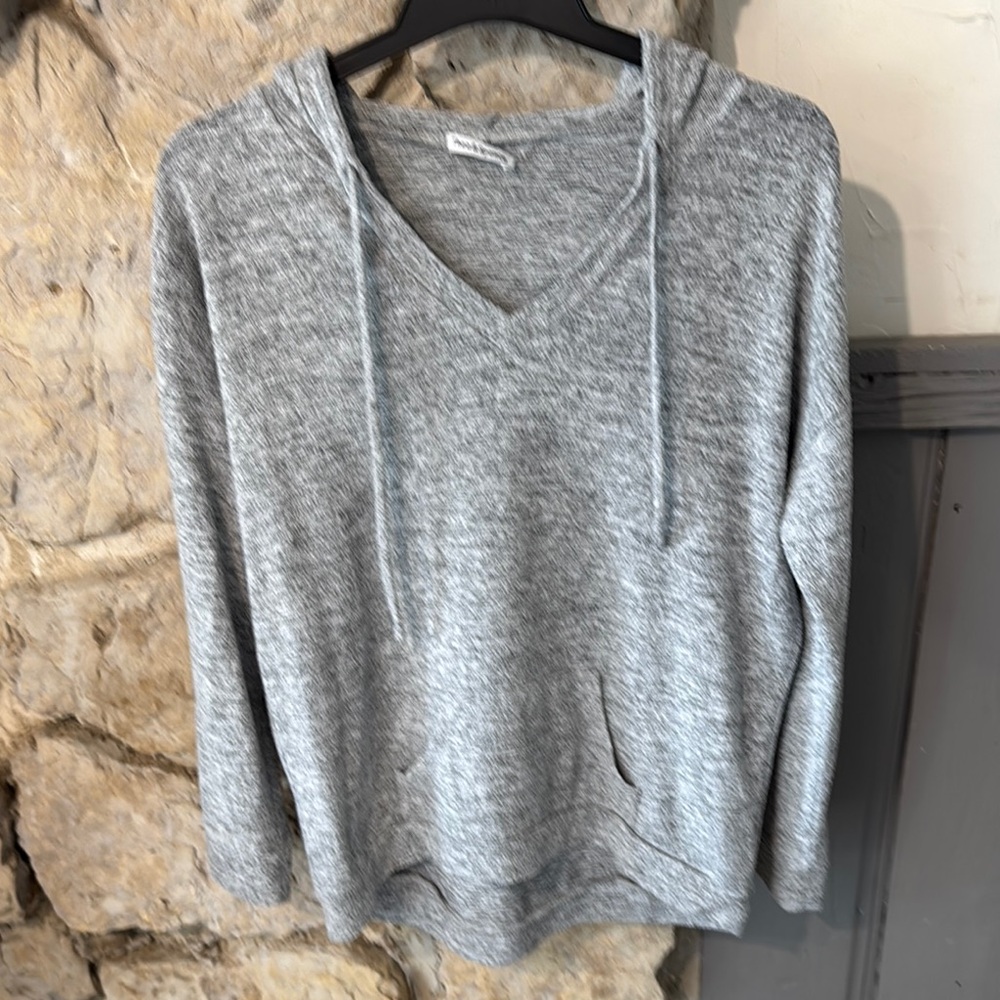 Theo & Spence Marled Gray V-Neck Hoodie Top